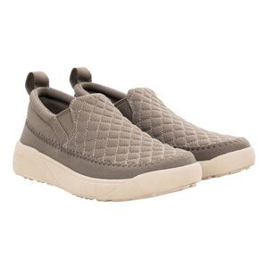NIB Staheekum Slip On Quilted Shoe